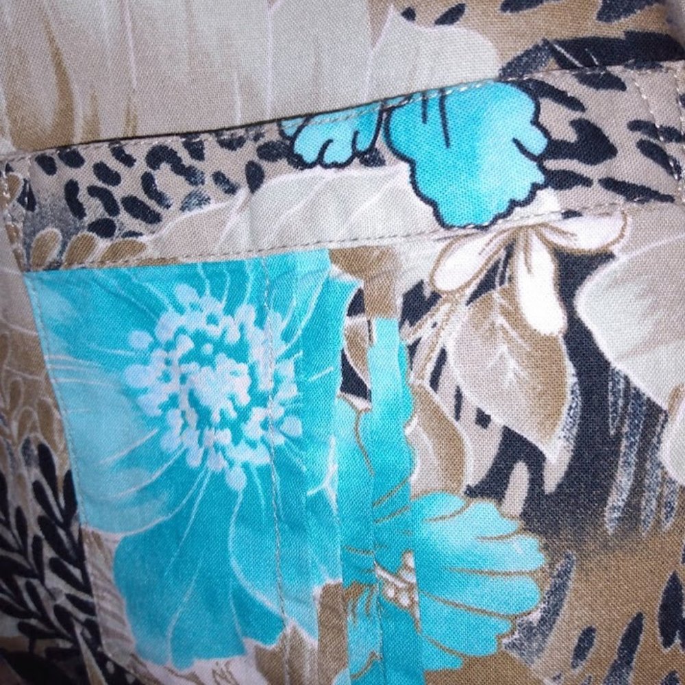 🌎Gloria Vanderbilt || Alice Blue Hibiscus Shirt - Picture 4 of 7